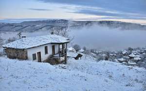 Huisje in de in een bergachtig gebied in de winter